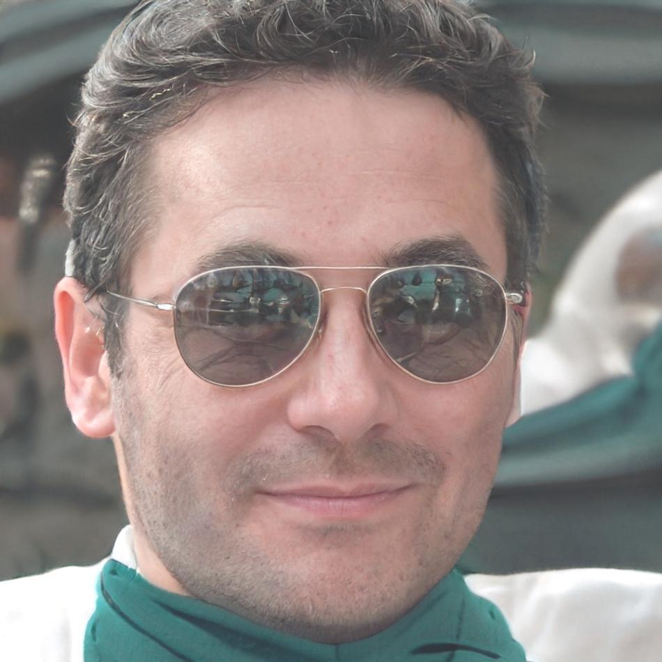 Retrato profesional de Tomás Ricoy