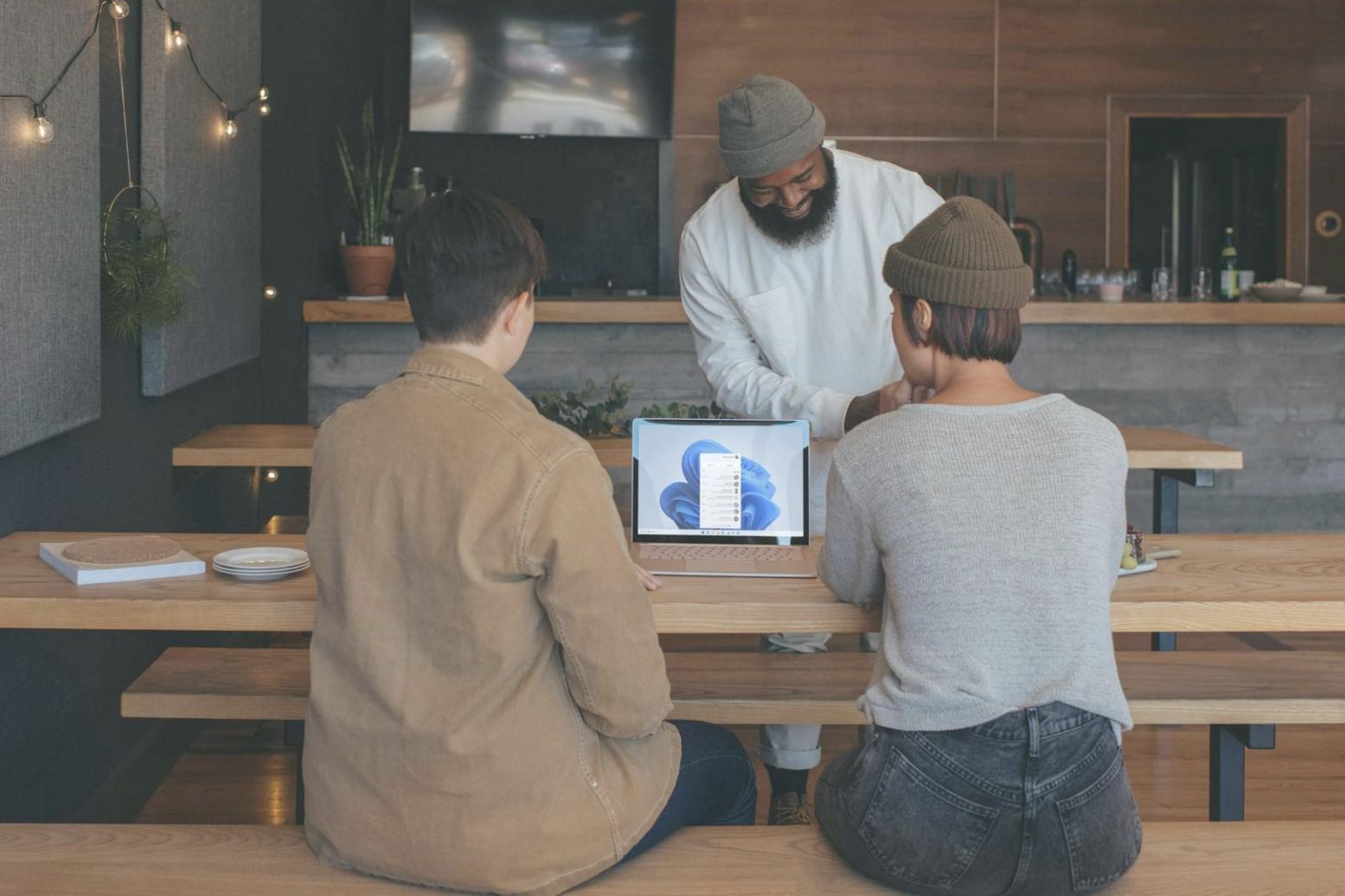 Empresario revisando informes financieros en su oficina