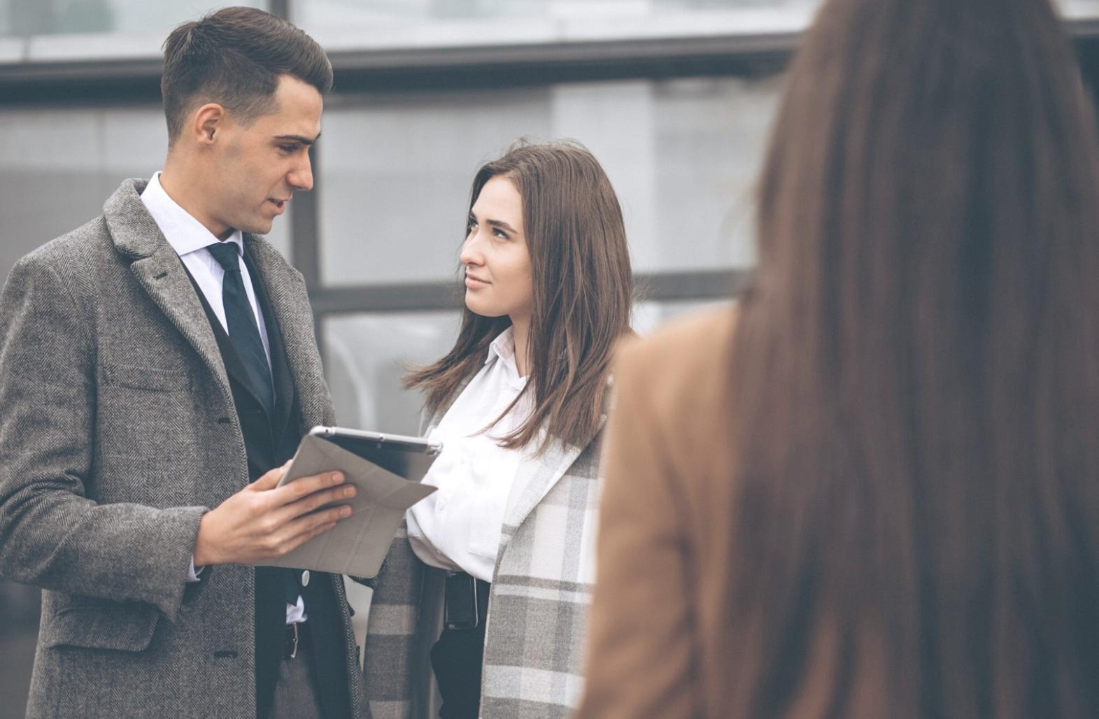 Profesionales analizando documentos financieros en sala de reuniones moderna