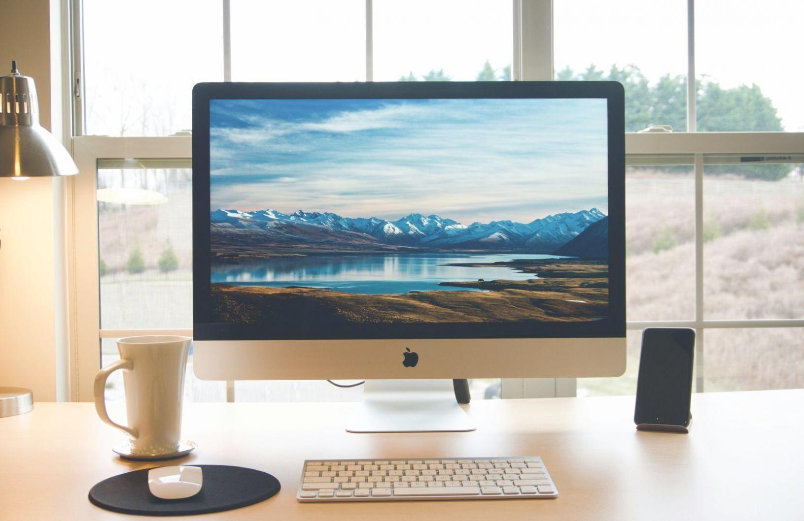 Pantalla de ordenador mostrando dashboard financiero con gráficos y análisis presupuestarios