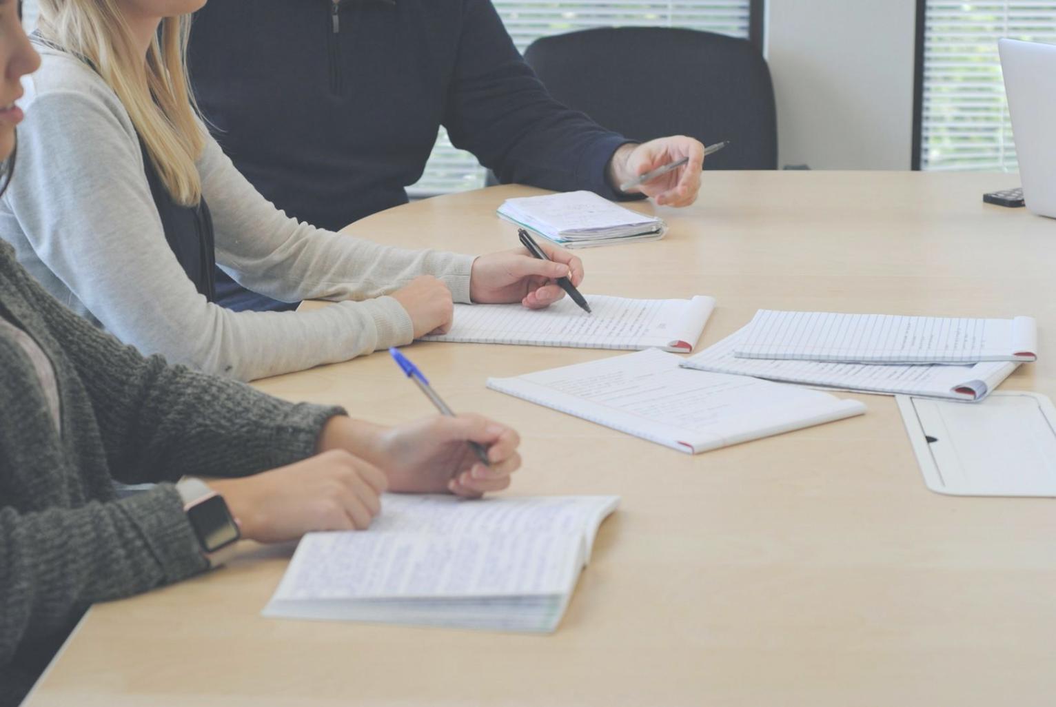 Profesional analizando informes financieros en una sesión de formación práctica sobre control presupuestario